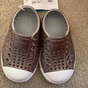 Native water play shoes - toddler girl size c4